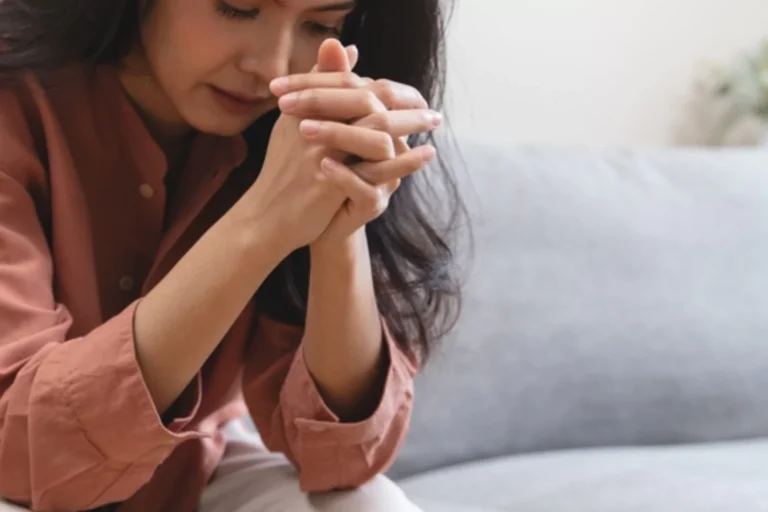 mom praying for her child