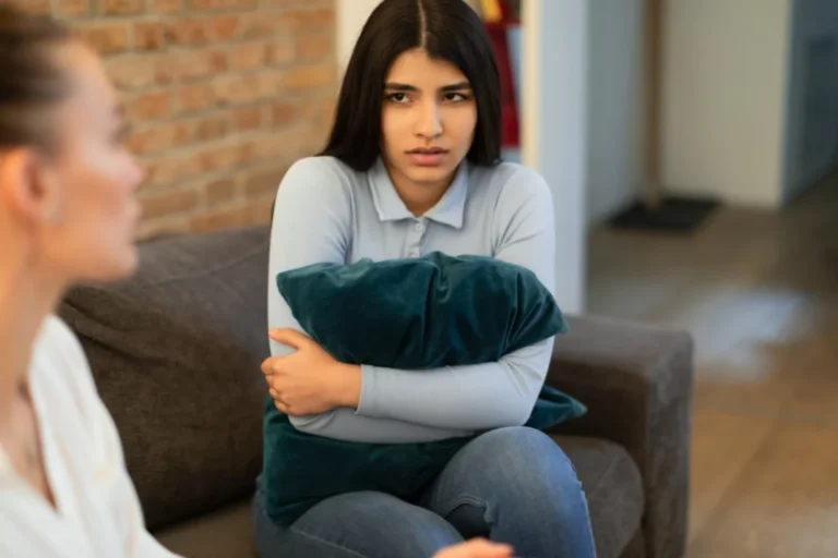 mother and daughter sitting on a couch talkinging about why teens are attracted to wicca